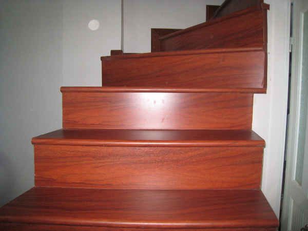 Cầu thang được thiết kế từ gỗ gỏ đỏ
