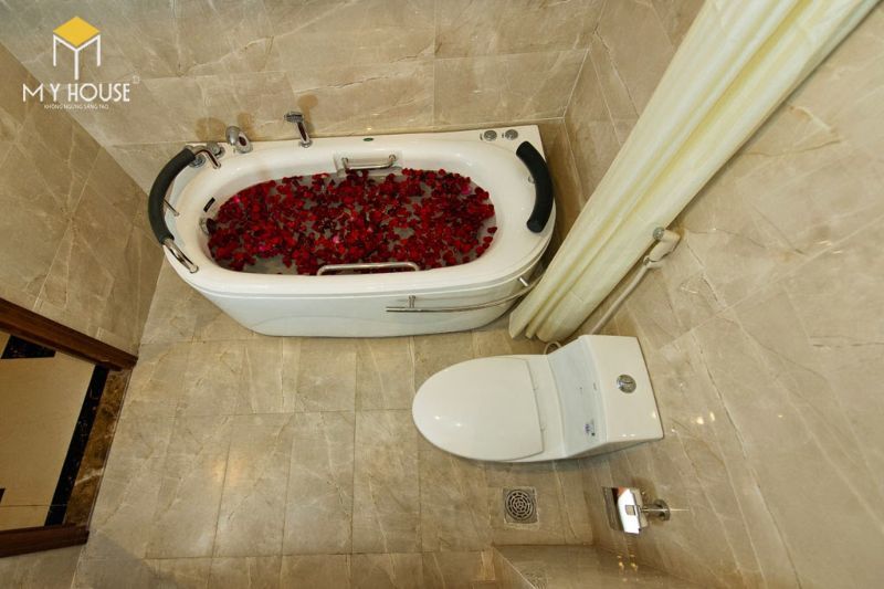 Sàn phòng tắm được lát đá chống trơn cao cấp